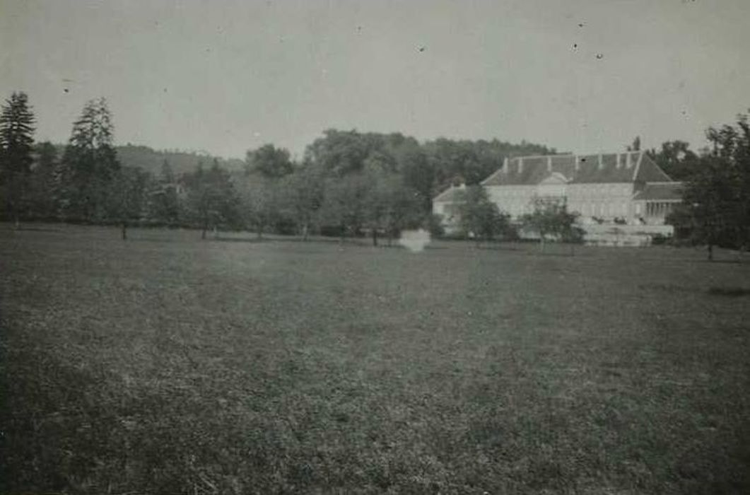 Château et son parc : Vue générale du château dans son environnement