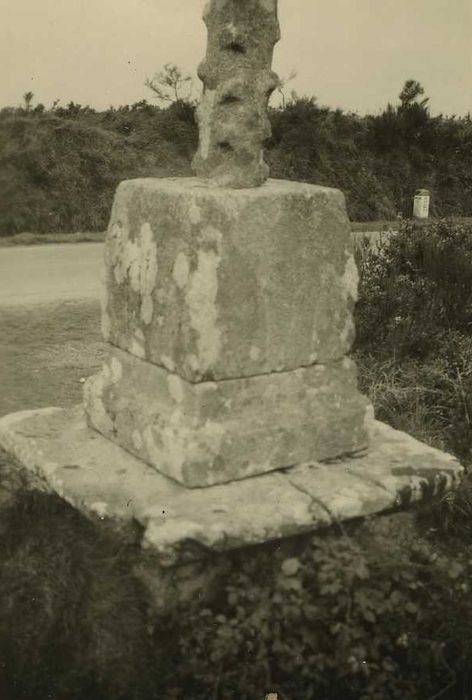 Croix de Saint-Ener : Détail de la base