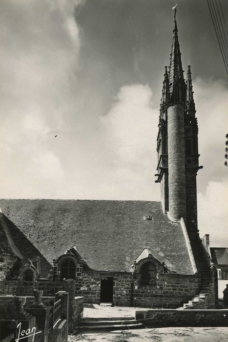 Eglise Saint-Clet : Façade latérale nord, vue partielle