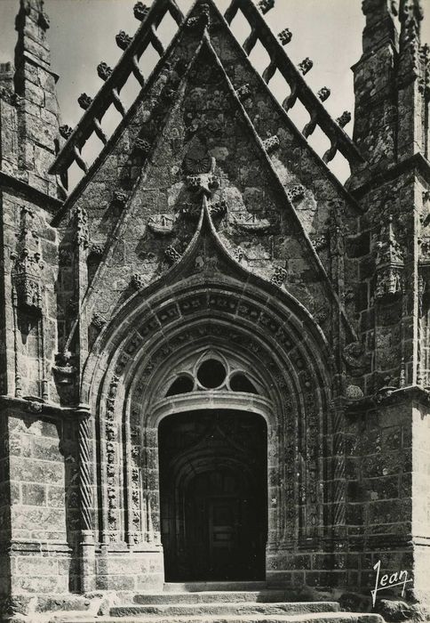 Eglise Saint-Clet : Porche sud, vue générale