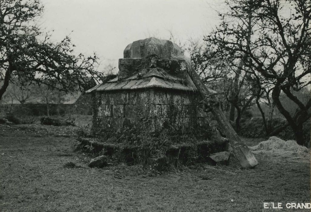 Calvaire de Saint-Maudez : Socle monumental, vue générale