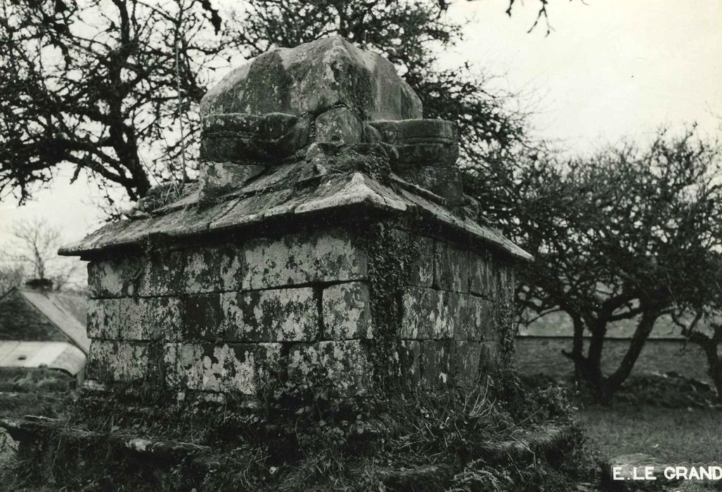 Calvaire de Saint-Maudez : Socle monumental, vue générale