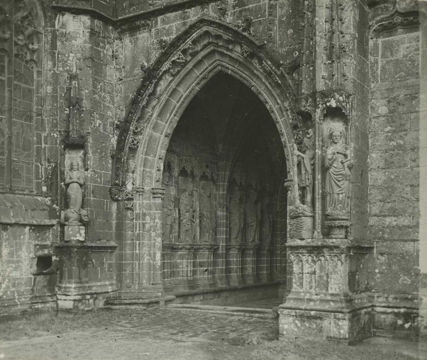 Eglise ou basilique Notre-Dame : Portail ouest à droite, vue générale