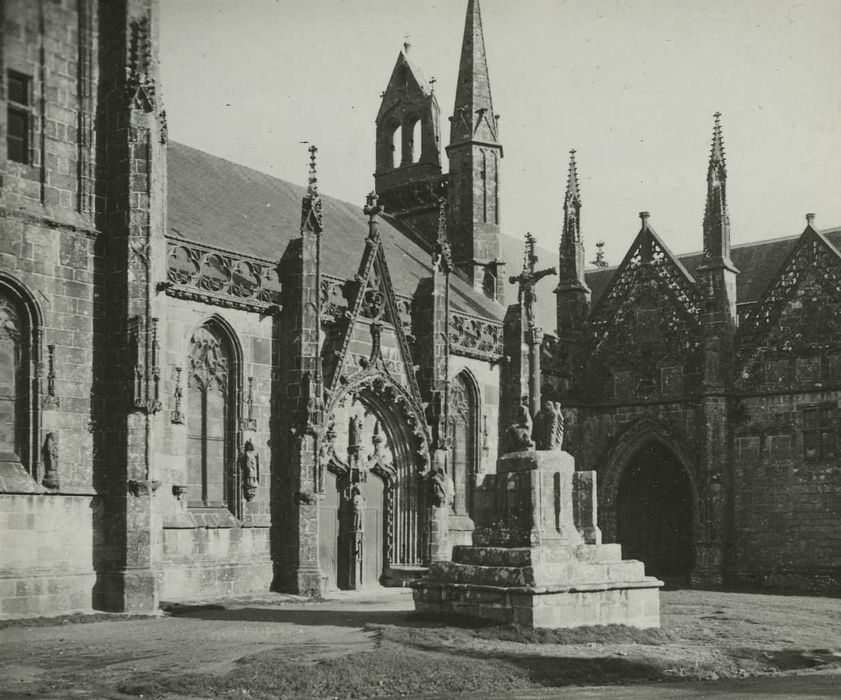 Eglise ou basilique Notre-Dame : Façade latérale, vue partielle