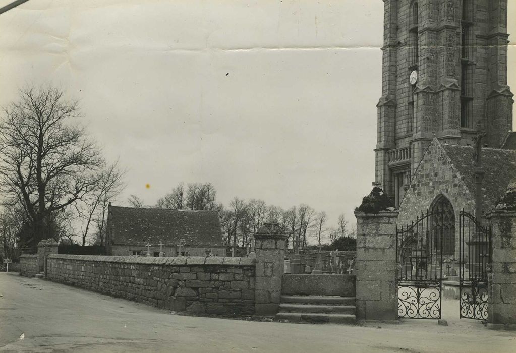 Eglise Saint-Goulven : Cimetière, vue partielle