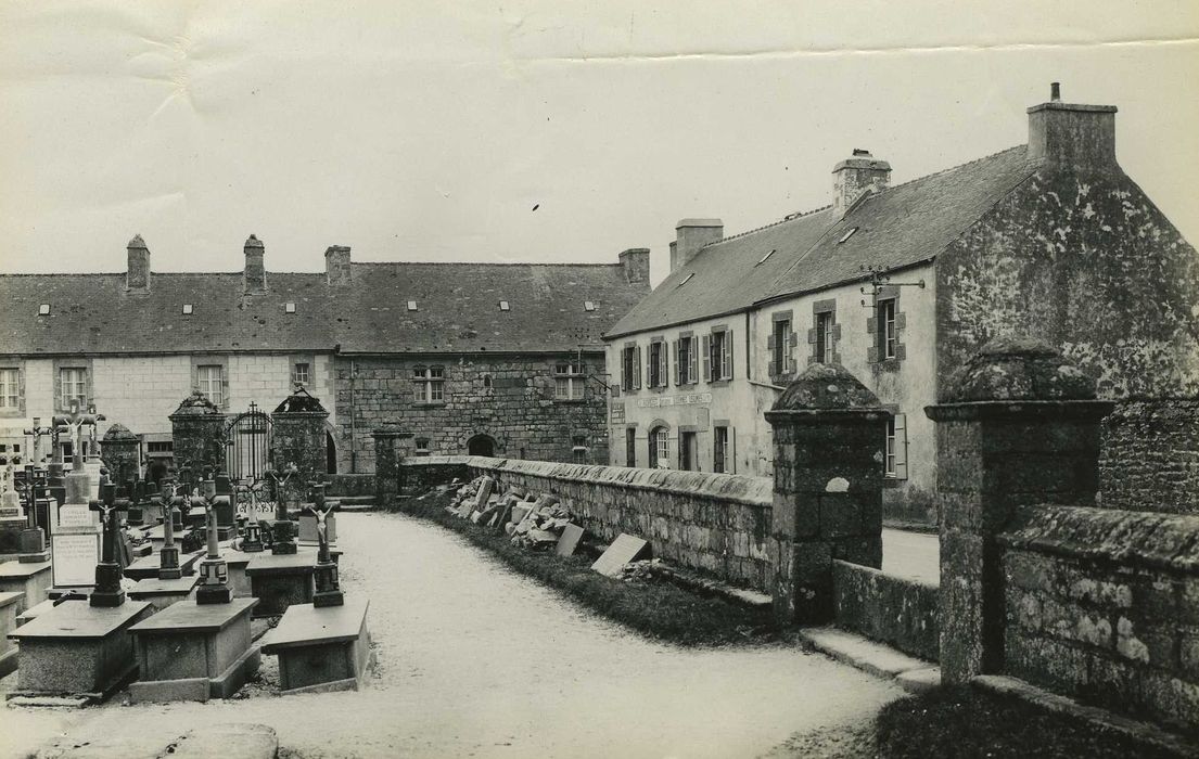 Eglise Saint-Goulven : Cimetière, vue partielle