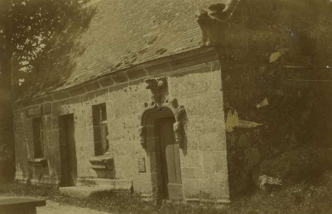 Eglise Saint-Goulven : Ossuaire, vue générale