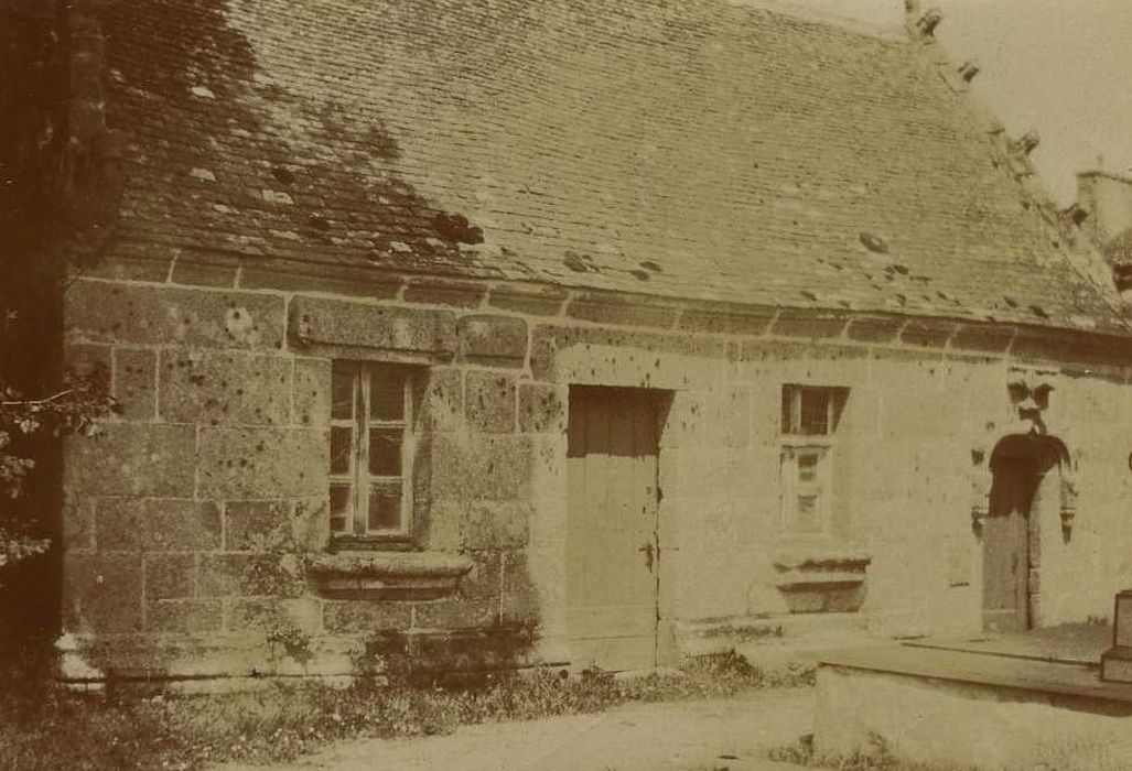 Eglise Saint-Goulven : Ossuaire, vue générale