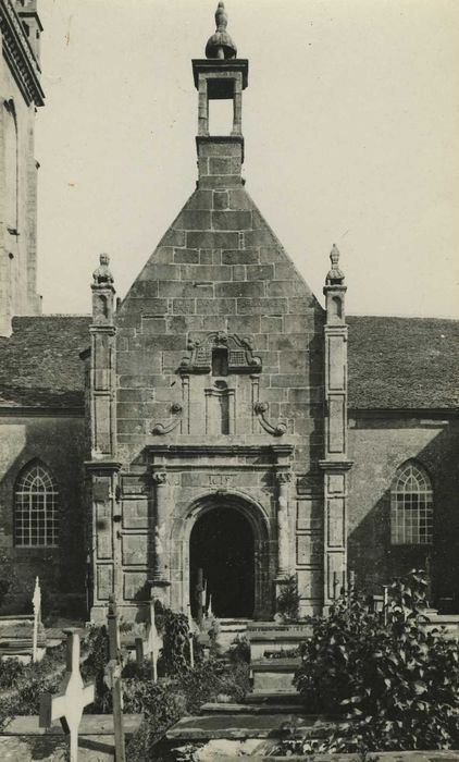 Eglise Saint-Pierre : Porche sud, vue générale