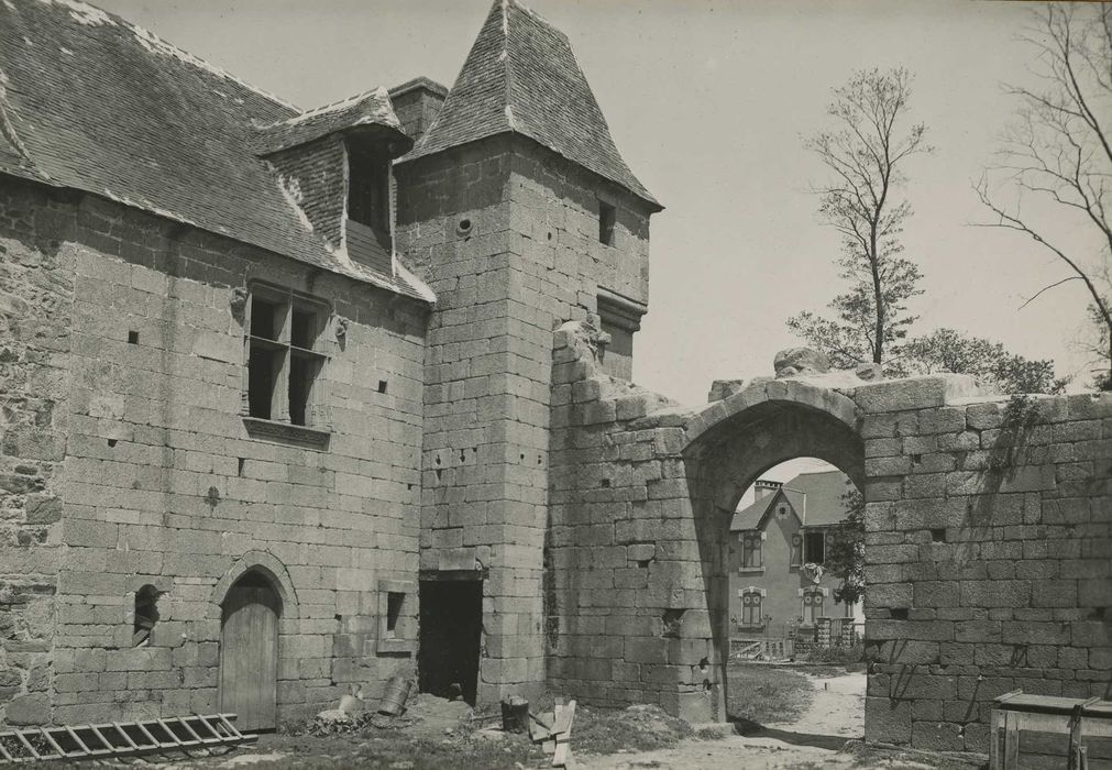 Ancien manoir de la Forêt, à Kerfeunten : Cour intérieure, vue partielle des façades