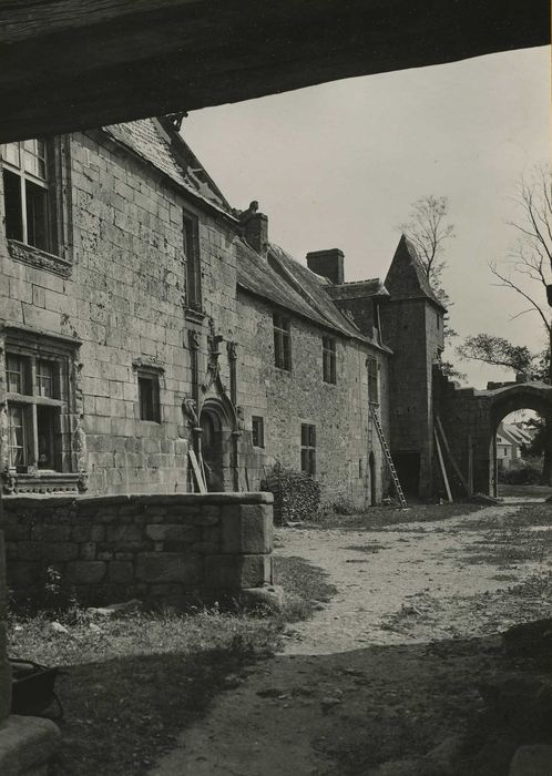 Ancien manoir de la Forêt, à Kerfeunten : Cour intérieure, vue générale de la façade du logis