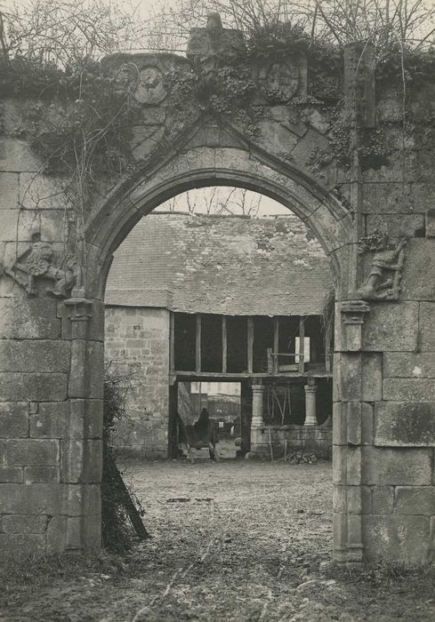 Ancien manoir de la Forêt, à Kerfeunten : Porche d’accès à la cour intérieure, vue générale