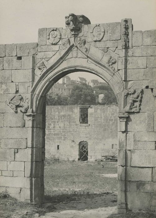 Ancien manoir de la Forêt, à Kerfeunten : Porche d’accès à la cour intérieure, vue générale