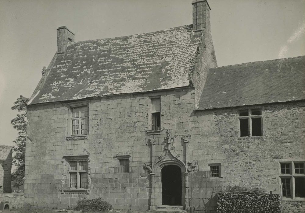 Ancien manoir de la Forêt, à Kerfeunten : Logis, vue générale de la la façade