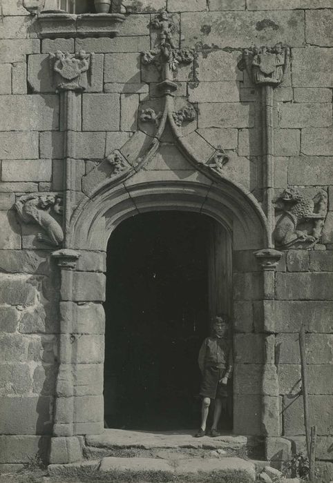 Ancien manoir de la Forêt, à Kerfeunten : Logis, porte d’accès, vue générale