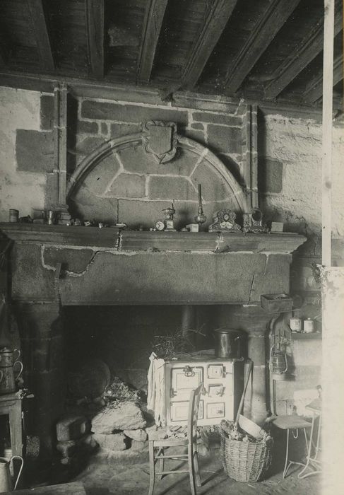 Ancien manoir de la Forêt, à Kerfeunten : Rez-de-chaussée, cheminée monumentale, vue générale