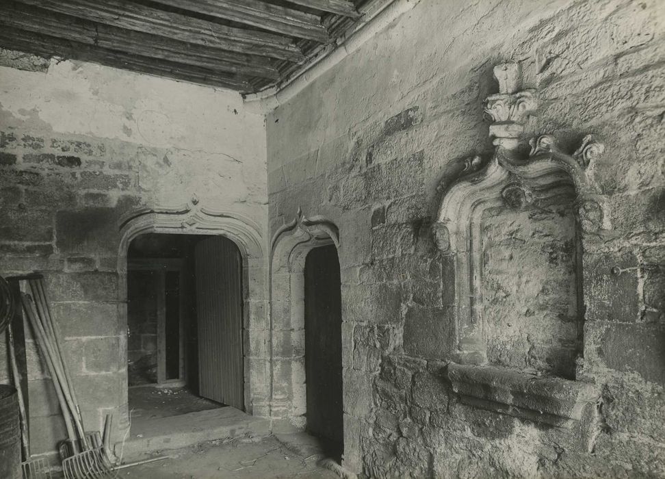 Ancien manoir de la Forêt, à Kerfeunten : Logis, vestibule, vue générale