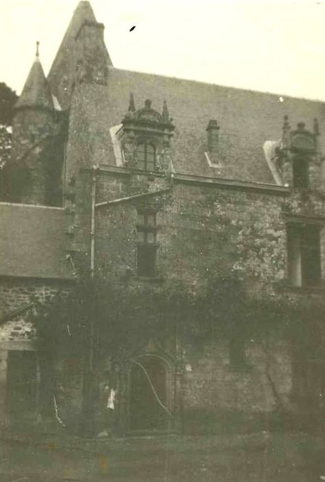 Manoir de Coatbily, à Kerfeunten : Logis, vue partielle de la façade