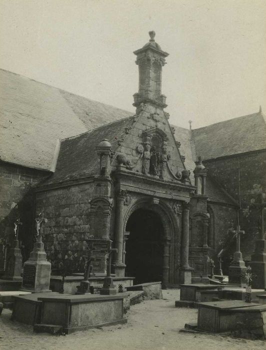 Eglise Saint-Hervé : Porche sud, vue générale