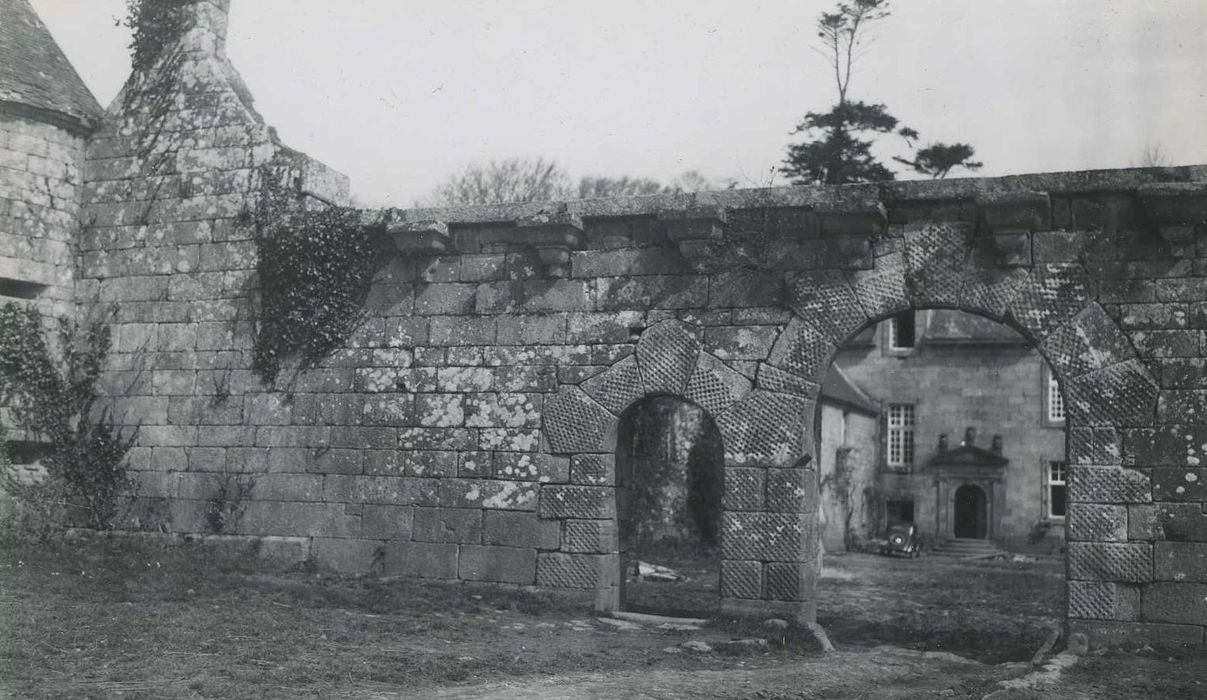 Chapelle Notre-Dame-du-Bergot : Porche d’accès sud à la cour, vue générale