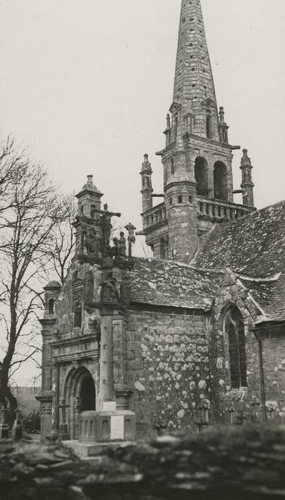 Eglise Saint-Mélar : Porche sud, vuegénérale