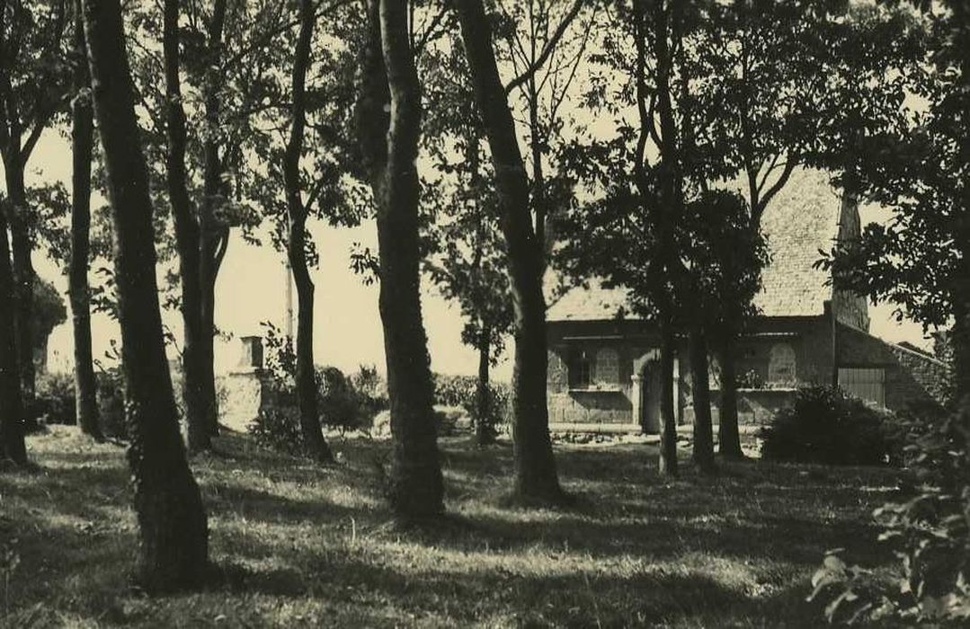 Ancienne église Saint-Aurélien, au Vieux Bourg : Vue partielle de l’église dans son environnement