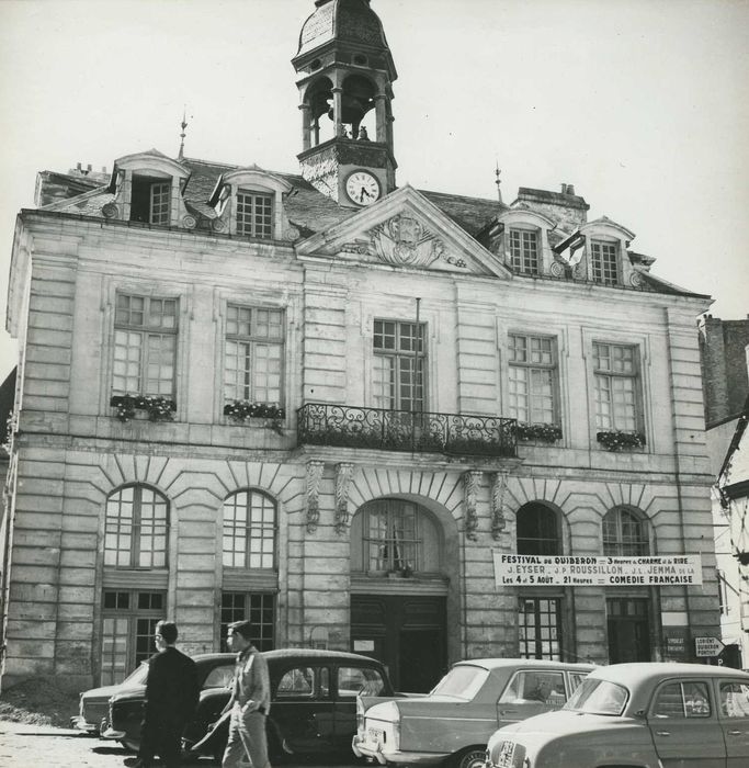 Hôtel de ville : Façade est, vue générale