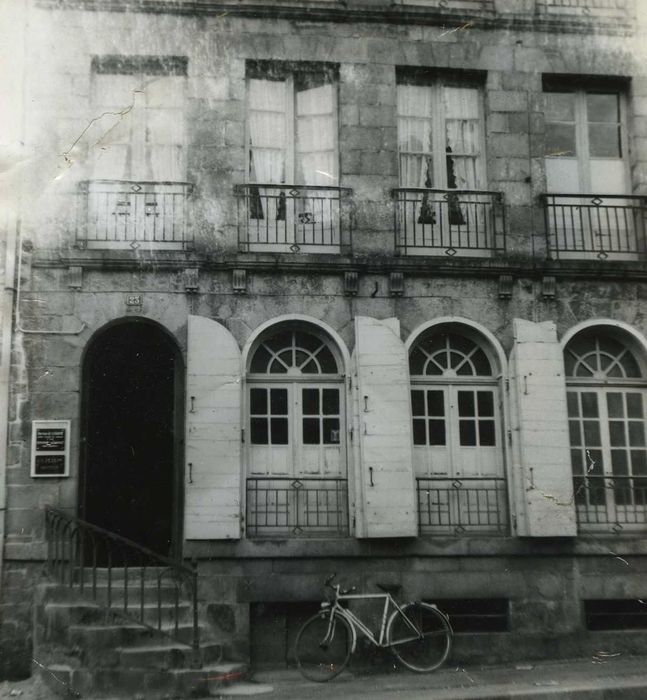 Maison : Façade sur rue, vue partielle