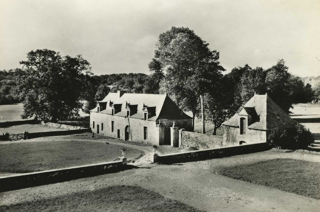 Château de Léhélec : Communs, aile ouest, façade est, vue générale