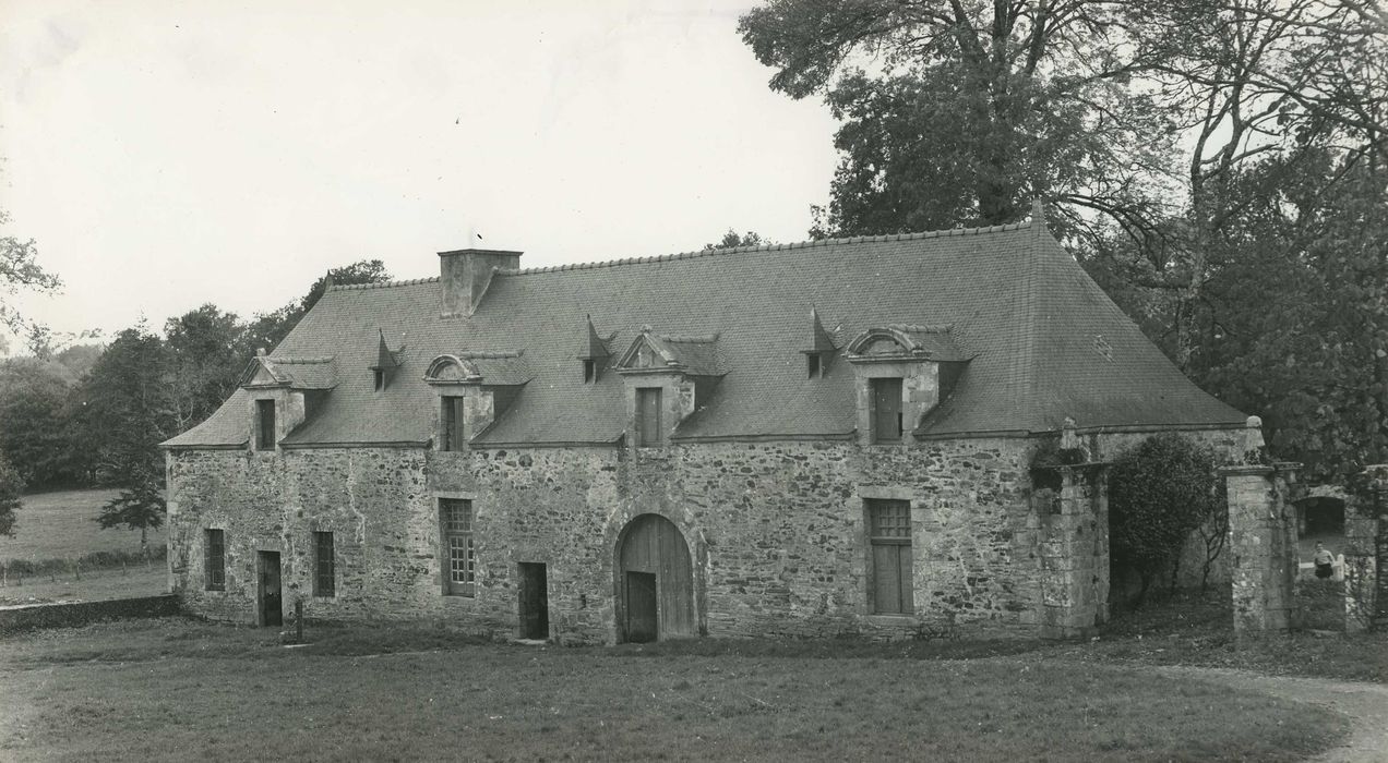 Château de Léhélec : Communs, aile ouest, façade est, vue générale