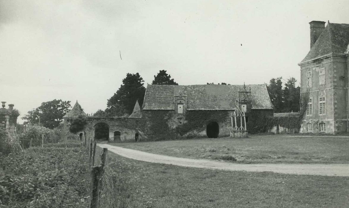 Château de Trémoar : Communs, aile ouest, façade est, vue générale