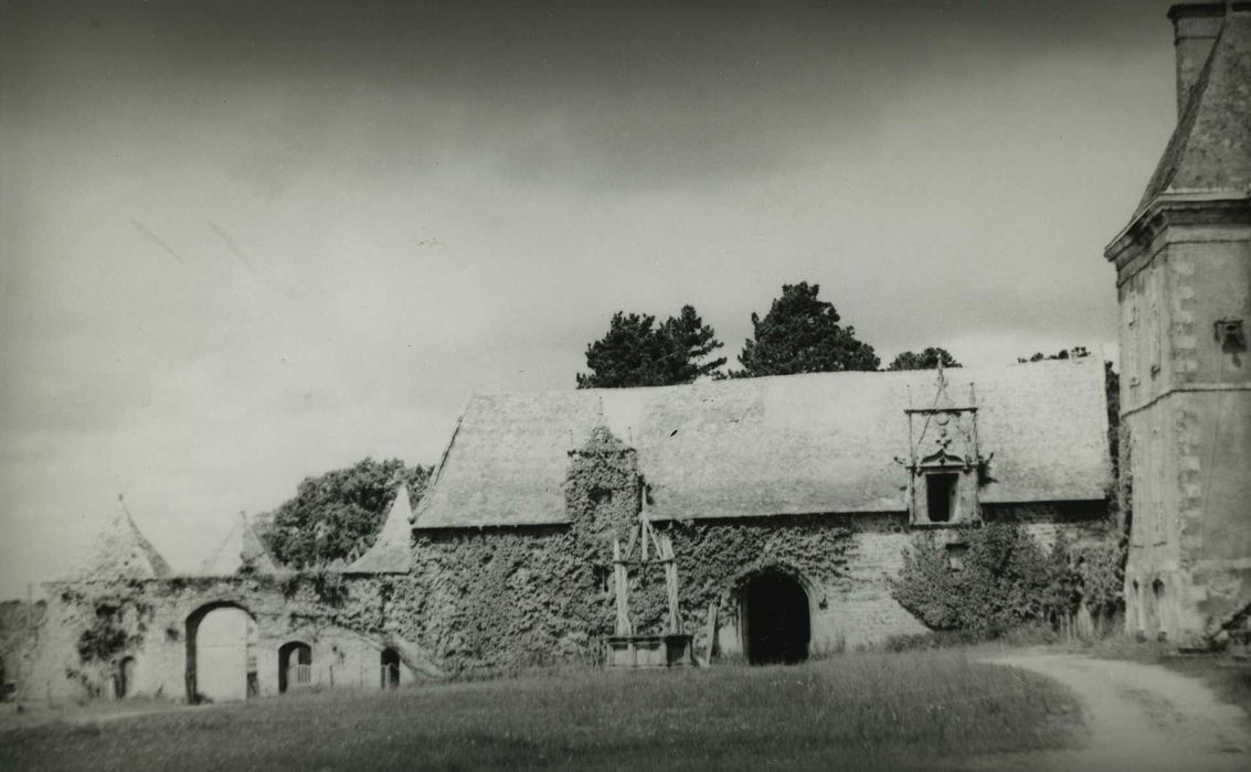 Château de Trémoar : Communs, aile ouest, façade est, vue générale