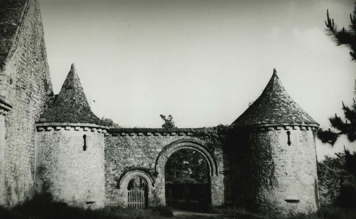 Château de Trémoar : Porterie, façade ouest, vue générale