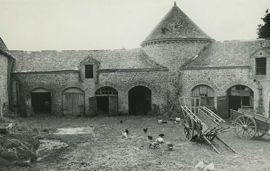 Château de Trémoar : Communs, cour, ensemble nord-est, vue partielle