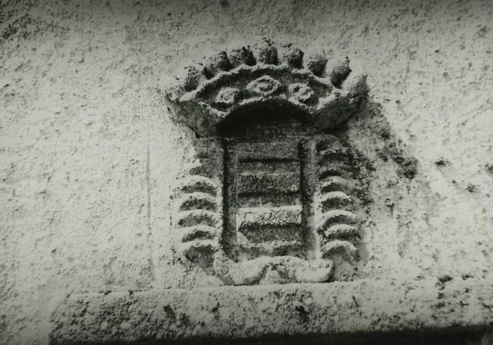 Château de Trémoar : Pigeonnier, détail du blason sculpté au-dessus de la porte d’accès