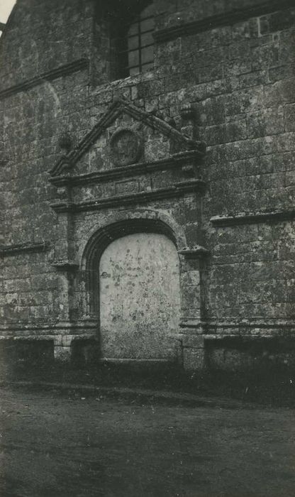 Chapelle Saint-Yves : Transept sud, portail d’accès, vue générale