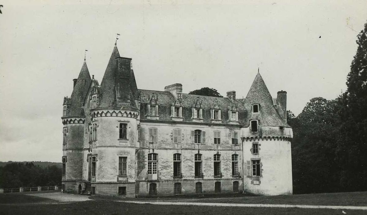 Château de Crévy : Ensemble sud-est, vue générale