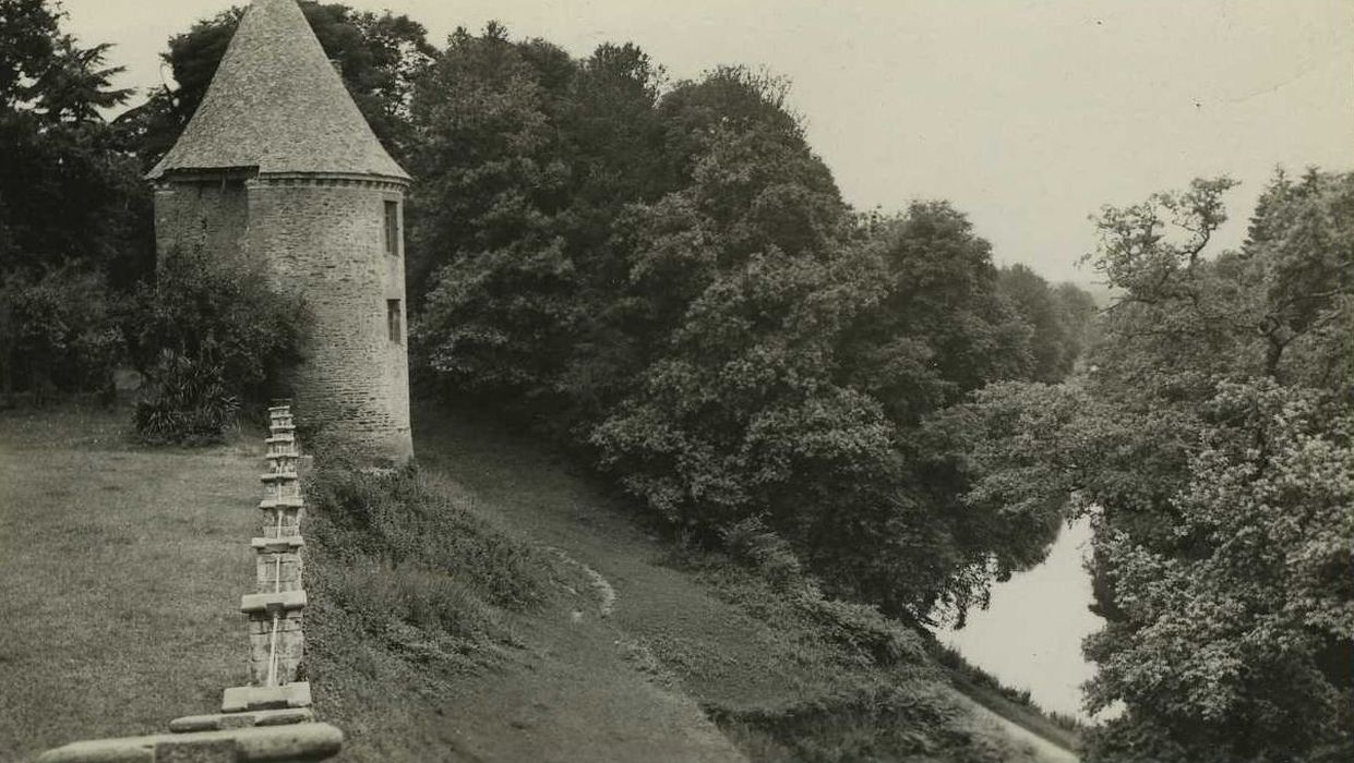 Château de Crévy : Terrasse et tour sud-ouest, vue générale