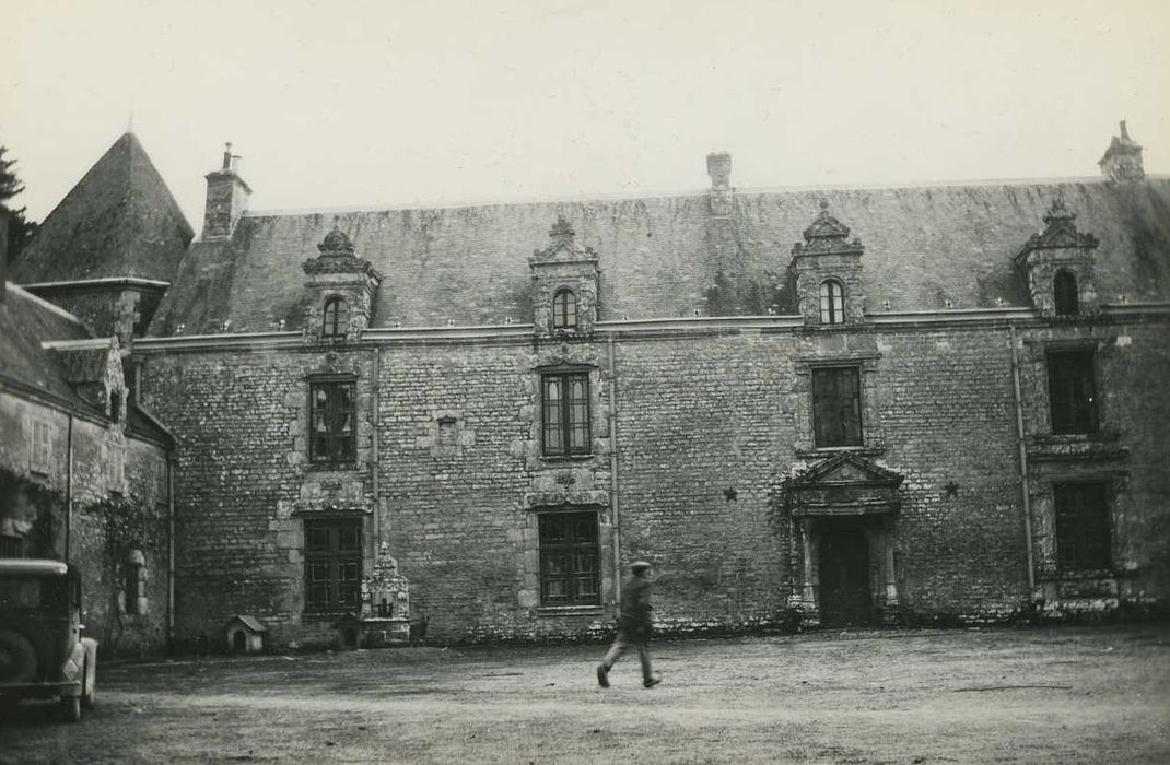 Château des Timbrieux : Cour d’honneur, aile est, façade ouest, vue générale