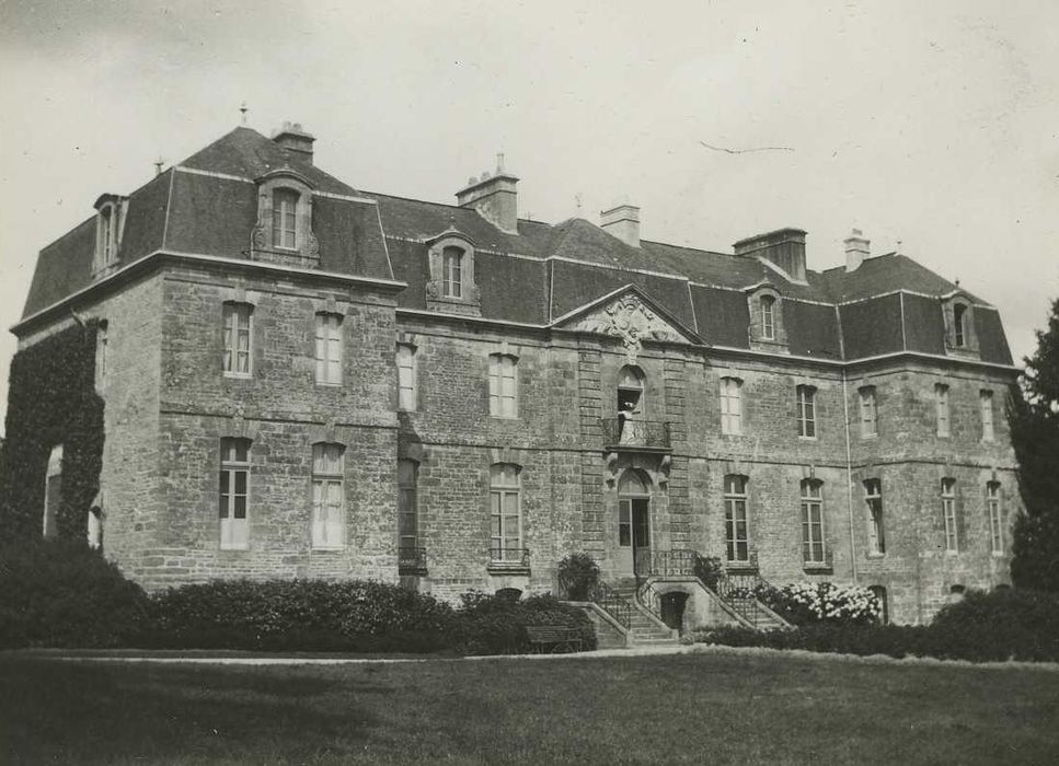 Château de Trégranteur : Façade est, vue générale