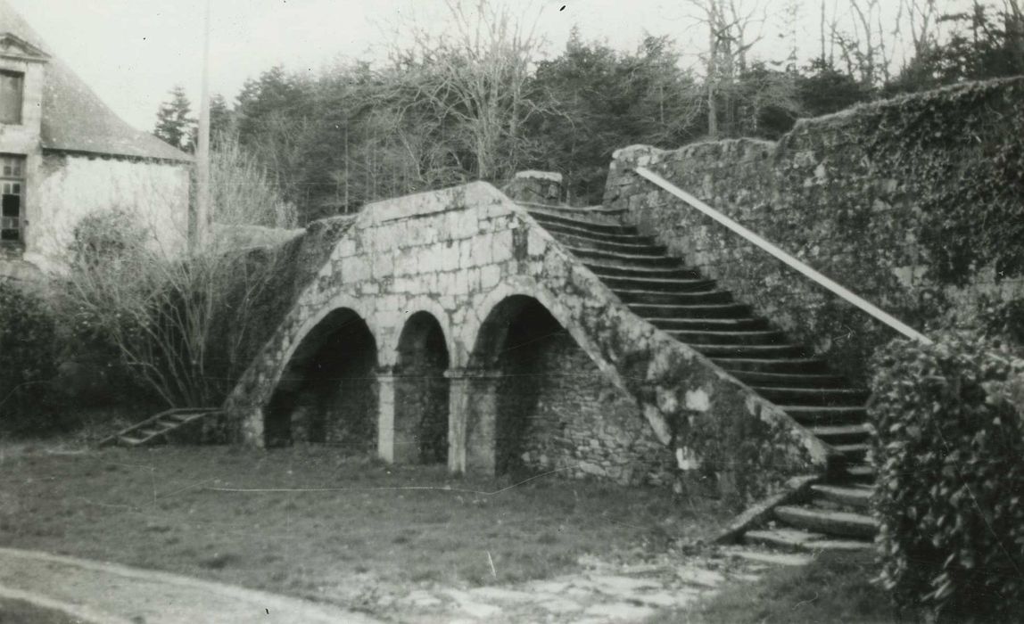 Château de Coëtbo : Parc, escaliers menant à la terrasse ouest, vue générale