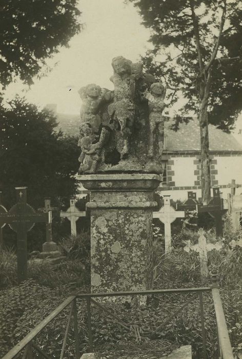 Croix de cimetière (fragment de calvaire), vue générale