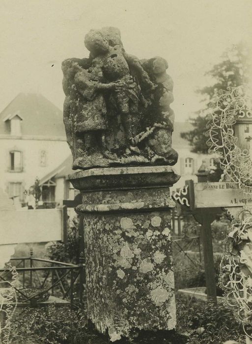 Croix de cimetière (fragment de calvaire), vue générale