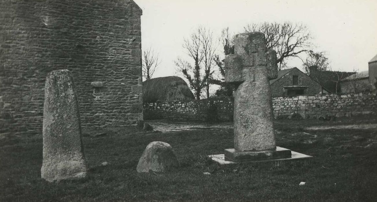 Croix et les deux lechs du Moustoir : Vue générale