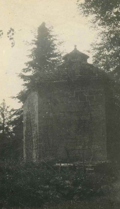 Château de Lesturgant : Pigeonnier, vue générale