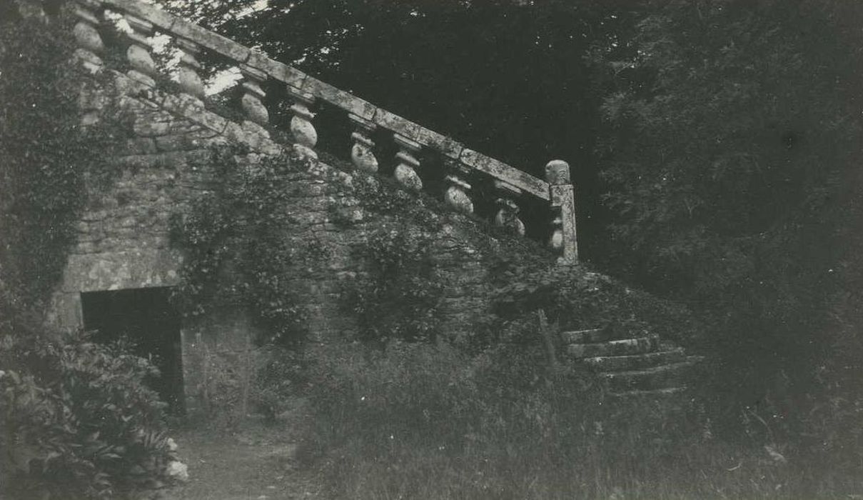 Château de Lesturgant : Détail d’une volée d’escalier montant à la terrasse