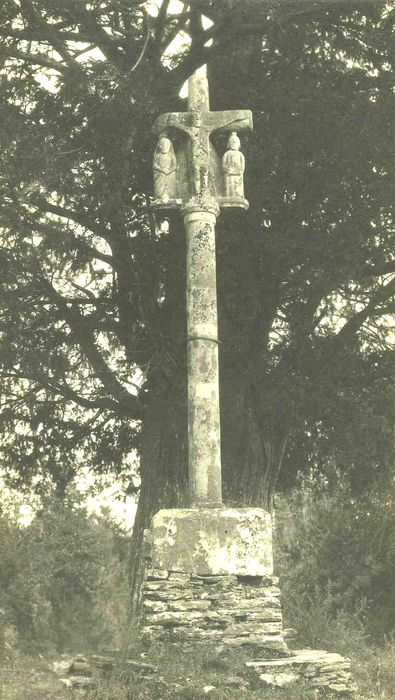 Calvaire : Vue générale sur la route de Ploërmel à Rocbrien