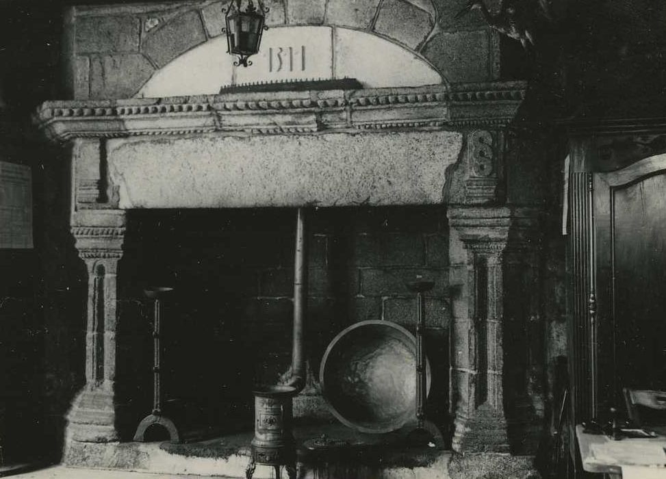 Ancienne maison des Princes de Rohan, actuellement mairie : Cheminée monumentale, vue générale