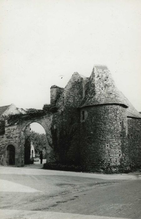 Château de Kérampoul : Porche d’accès nord, vue générale