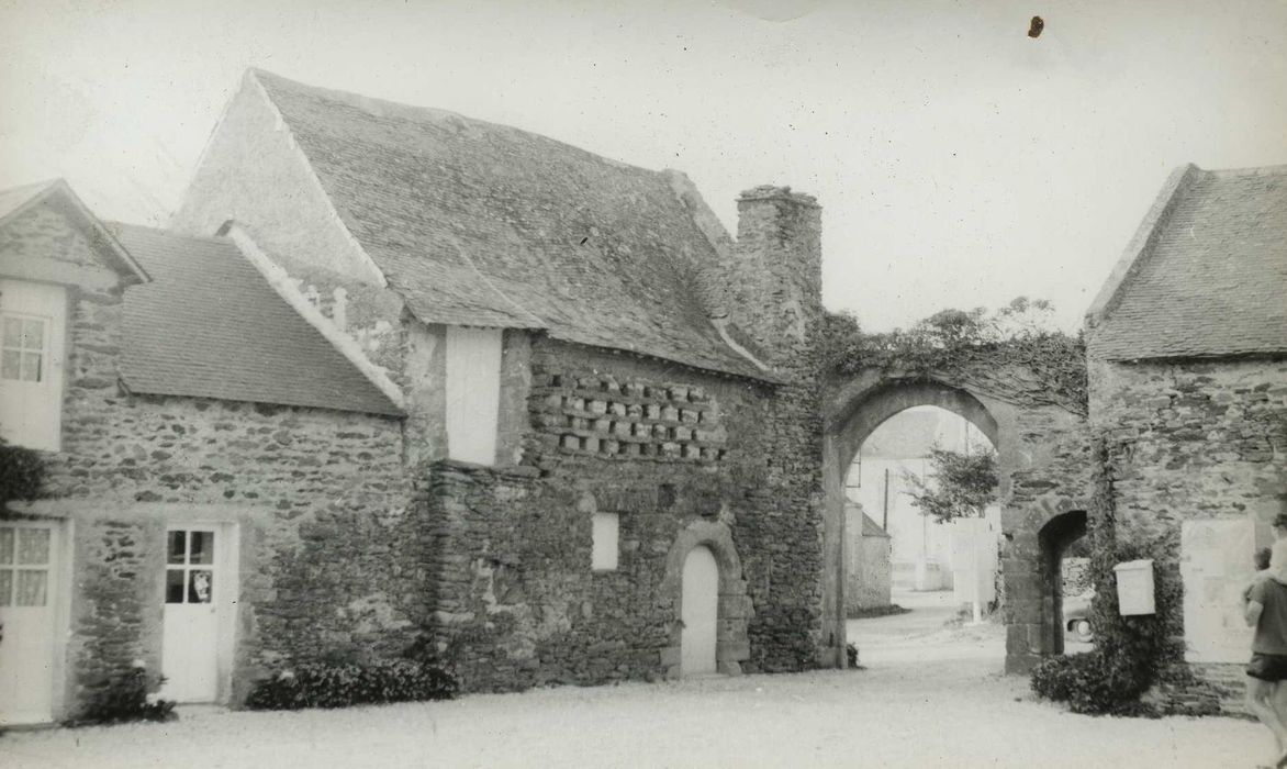 Château de Kérampoul : Cour intérieure, aile ouest, façade est, vue partielle